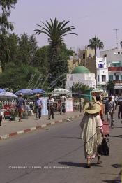 Image du Maroc Professionnelle de  Des visiteurs passent près des restaurants accolés aux remparts de la Kasbah d’ Asilah, ville du nord du Maroc sur l'océan Atlantique à 40 km au sud de Tanger, ancienne fortification Portugaise  construite XVIe siècle, Dimanche 9 Septembre 2001. (Photo / Abdeljalil Bounhar)